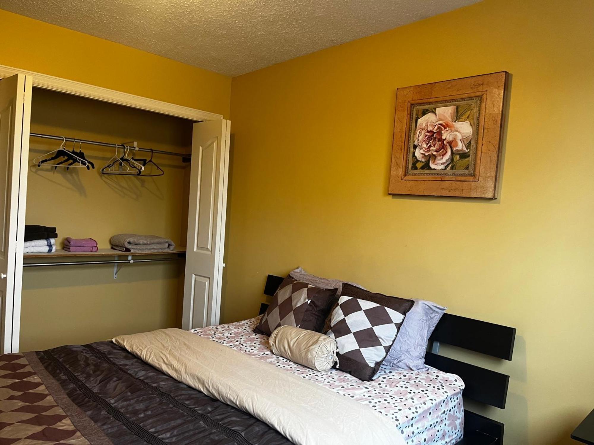 Beautiful Room Close Airport! YYC Exterior photo