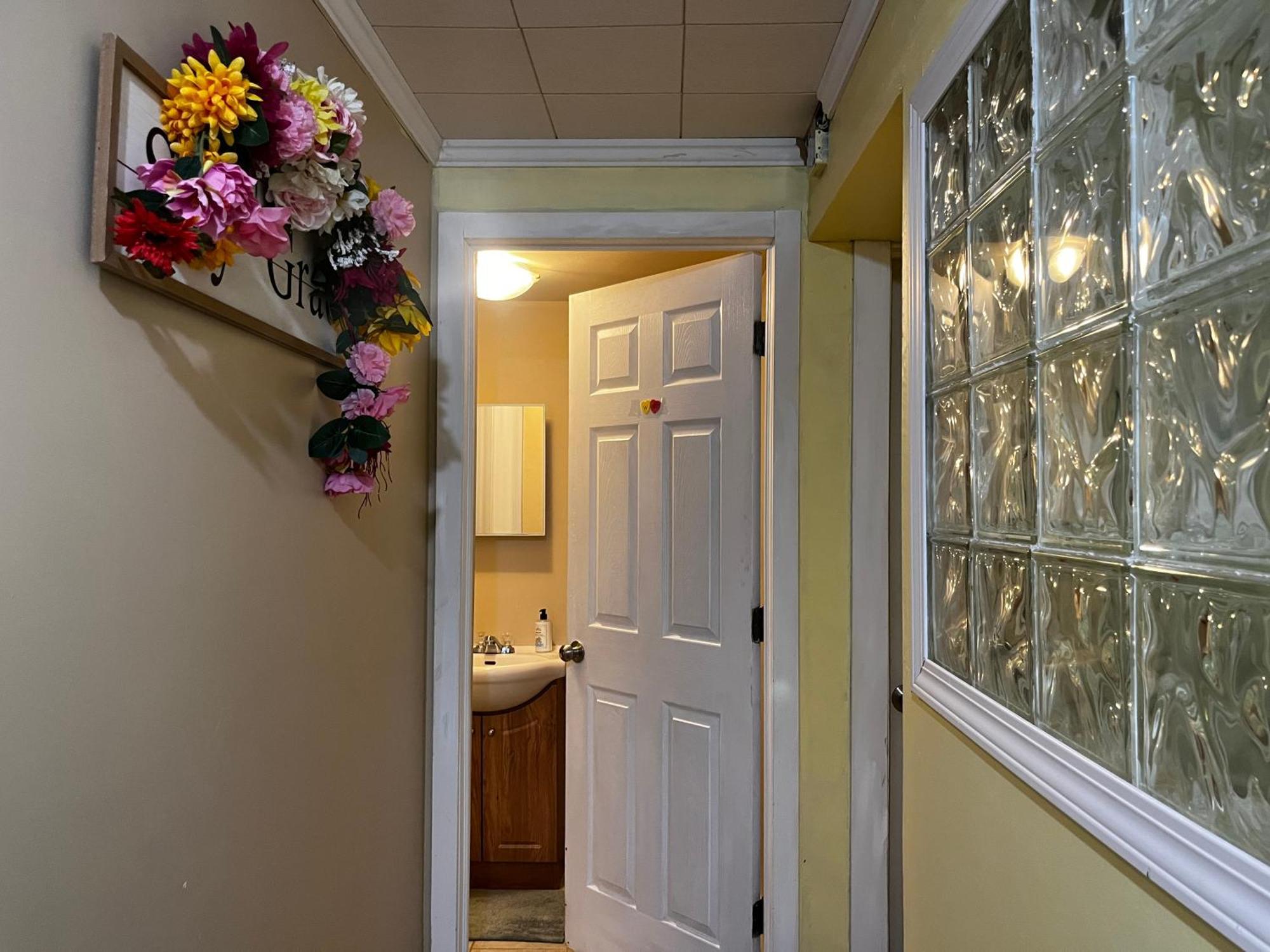 Beautiful Room Close Airport! YYC Exterior photo