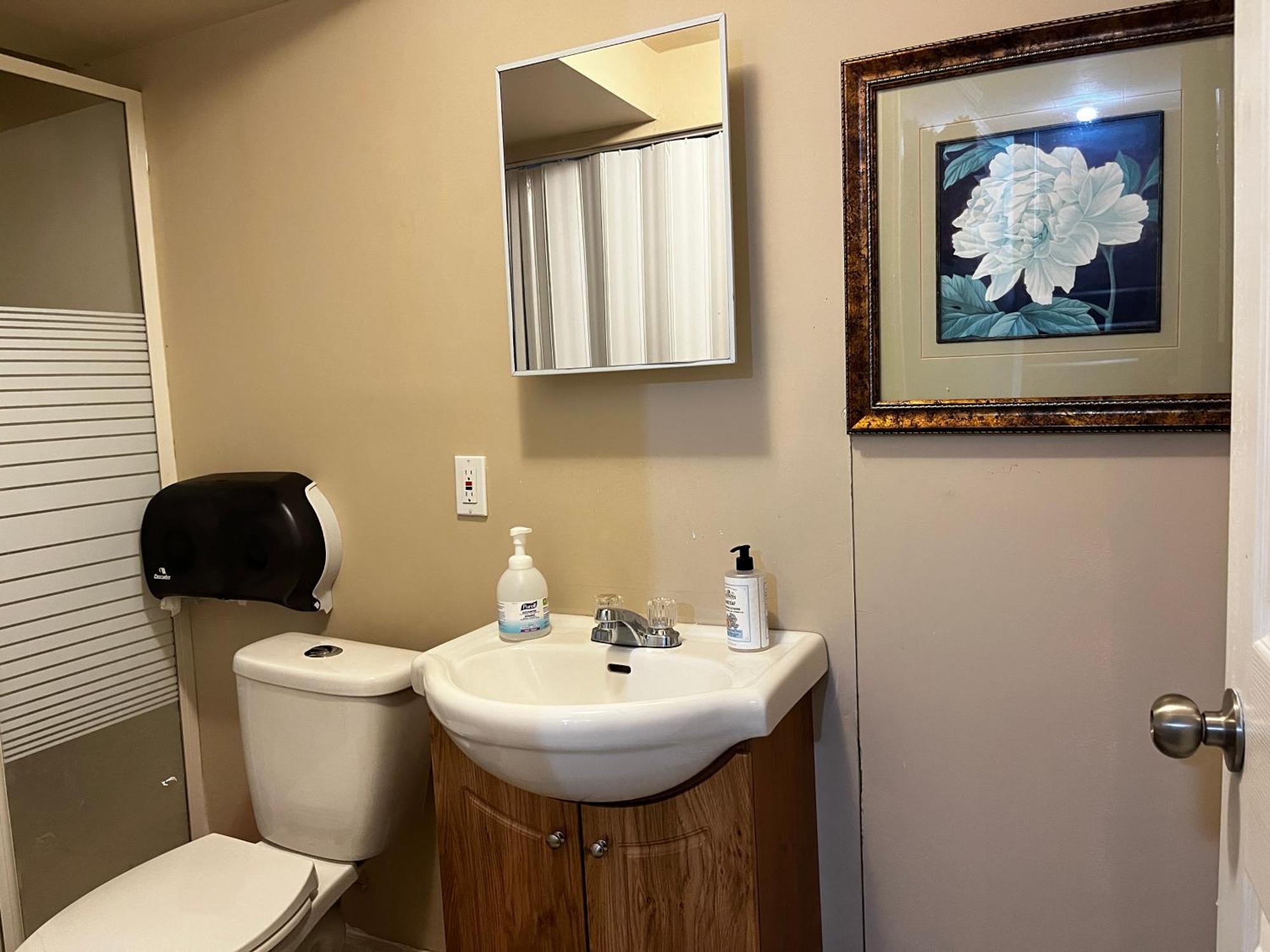 Beautiful Room Close Airport! YYC Exterior photo